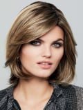 Perruque Mary Mono Lace Large Gisela Mayer : carré naturel, raie et frange longue, confort grandes tailles 57–60 cm.