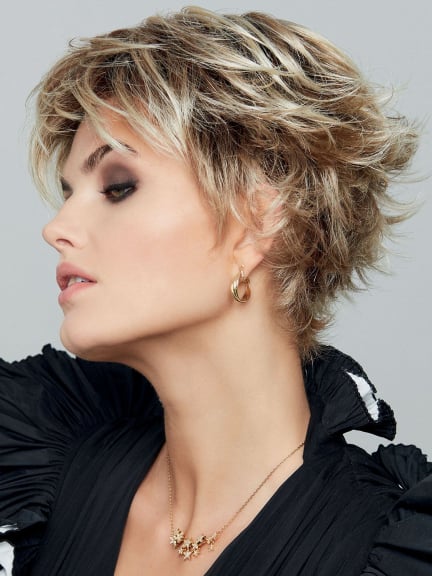 Découvrez la New Lexi Mono — coiffure ébouriffée, volume naturel et bonnet aéré