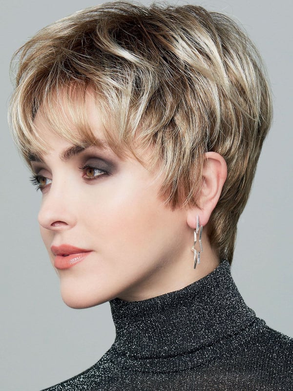 Perruque courte Young Gisela Mayer, coupe moderne avec volume, coloris 12/14/23+12 sur mannequin