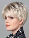Perruque Leilah Mono Small Gisela Mayer : coupe courte effilée, volume naturel, confort léger, tour de tête 52–54 cm.