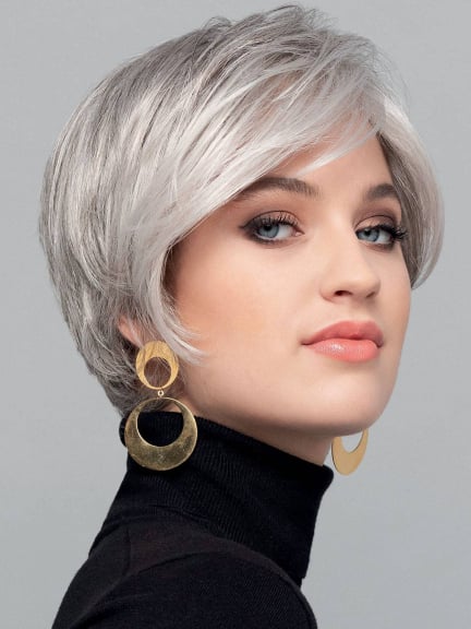 Hawaii Mono coupe courte carré plongeant naturel, modèle Gisela Mayer