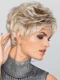 Perruque Ginger Lace Small Gisela Mayer : coupe courte effilée, volume sur le dessus, taille extra petite ~51 cm, look frais et 