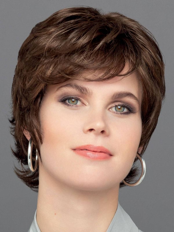 Perruque Gisela Mayer Riva Mono Lace Small : coupe courte effilée avec frange, fibre synthétique, petite taille 52–53 cm.