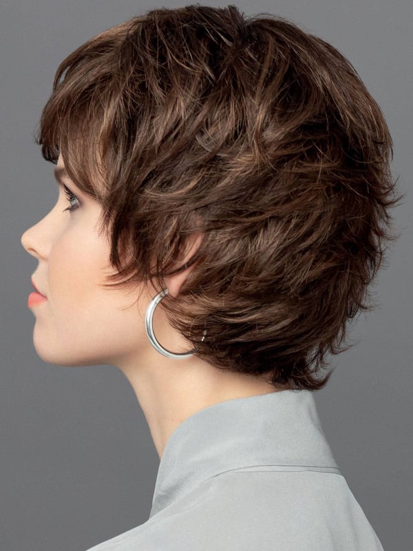 Perruque Gisela Mayer Riva Mono Lace Small : coupe courte effilée avec frange, fibre synthétique, petite taille 52–53 cm.