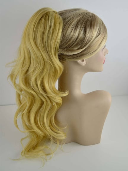 Clip Wavy Long 40 cm - Golden Blond sur mannequin, ponytail wavy facile à clipser