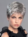 Perruque Debbie : coupe courte structurée et dégradée pour un style naturel, jeune et facile à coiffer