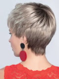Perruque Point : coupe courte asymétrique avec longue frange, rendu naturel, plusieurs coloris disponibles (rooted/mix).