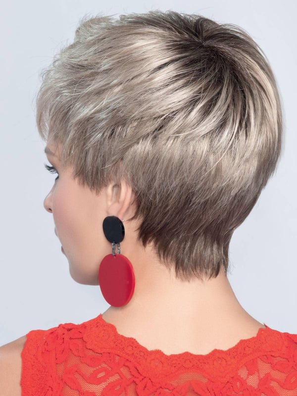 Perruque Point : coupe courte asymétrique avec longue frange, rendu naturel, plusieurs coloris disponibles (rooted/mix).