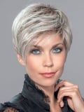 Perruque Link Mono Part Ellen Wille : coupe courte asymétrique, fibre synthétique thermo 140°C, effet naturel et discret.