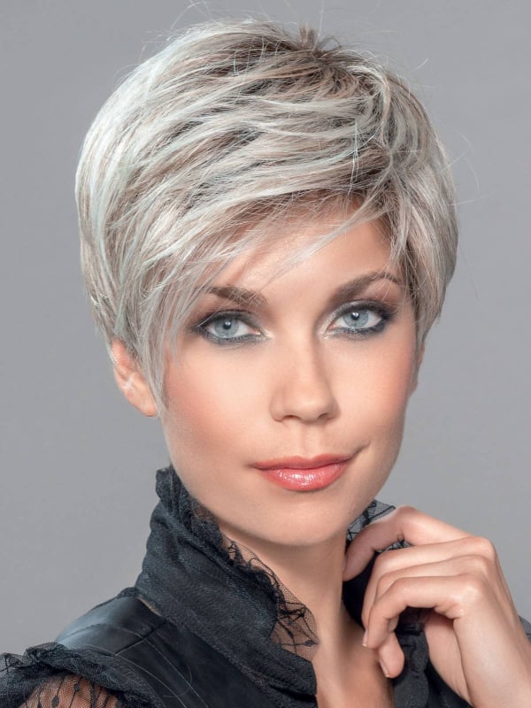 Perruque Link Mono Part Ellen Wille : coupe courte asymétrique, fibre synthétique thermo 140°C, effet naturel et discret.