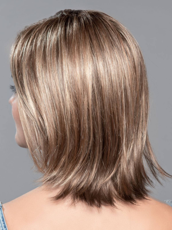 Découvrez United Mono Part — perruque mi‑longue soyeuse au carré dégradé et frange latérale