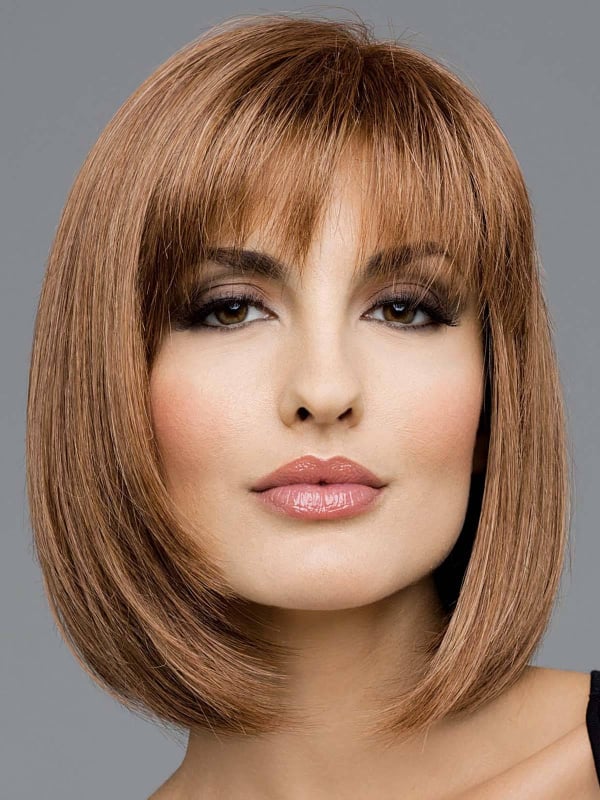 Perruque Carley Mono Top : carré mi-long droit et frange effilée, effet naturel, idéale pour camoufler l’alopécie.