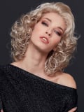 Perruque Vision Glam Lace Gisela Mayer : carré mi-long bouclé glamour, effet naturel et féminin.