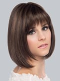 Perruque Ava Gisela Mayer : carré mi-long en fibre synthétique avec frange droite, rendu naturel pour camoufler l’alopécie.