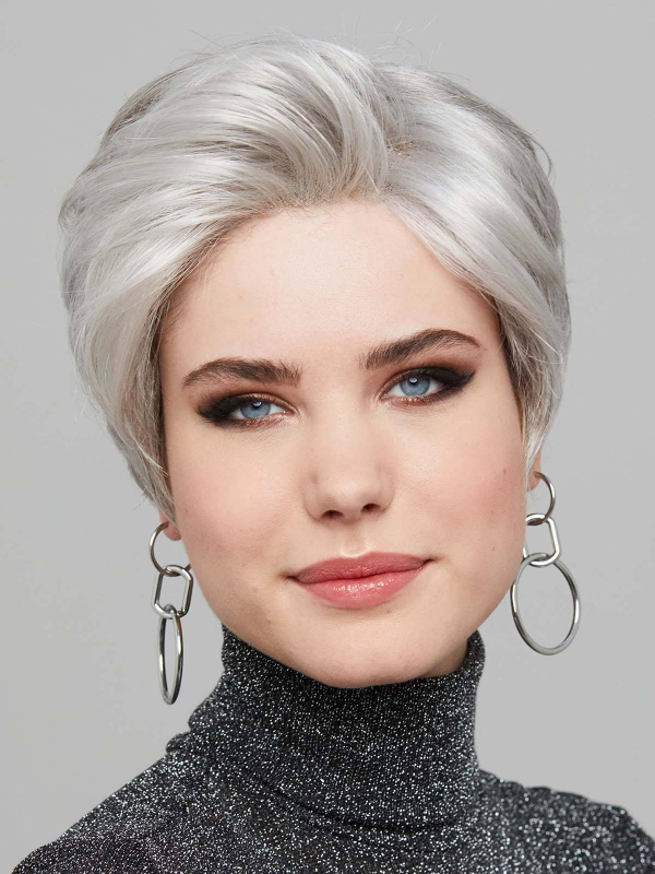 Perruque Light Lace Comfort : coupe courte modulable, rendu naturel, confortable et facile à coiffer au quotidien.