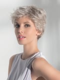 Perruque Posh Deluxe Ellen Wille : coupe courte nuque longue, tulle frontal extra-long, fibres synthétiques haut de gamme, effet