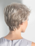 Perruque Posh Deluxe Ellen Wille : coupe courte nuque longue, tulle frontal extra-long, fibres synthétiques haut de gamme, effet