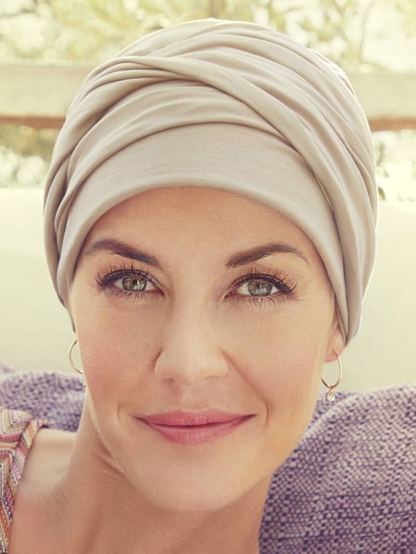 Turban Mila Christine Headwear en coton Supima Caretech® : bandeau modulable, doux et respirant, idéal en cas d’alopécie.