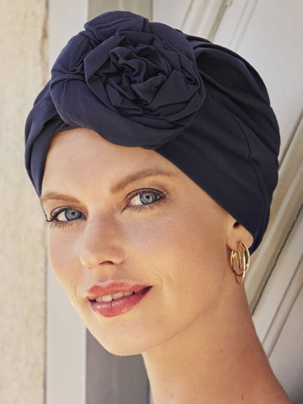 Bonnet turban Zuri Christine Headwear en coton Supima Caretech® avec fleur chignon intégrée, doux pour cuir chevelu sensible.