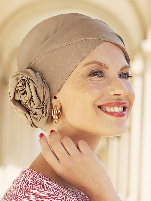 Bonnet turban Zuri Christine Headwear en coton Supima Caretech® avec fleur chignon intégrée, doux pour cuir chevelu sensible.