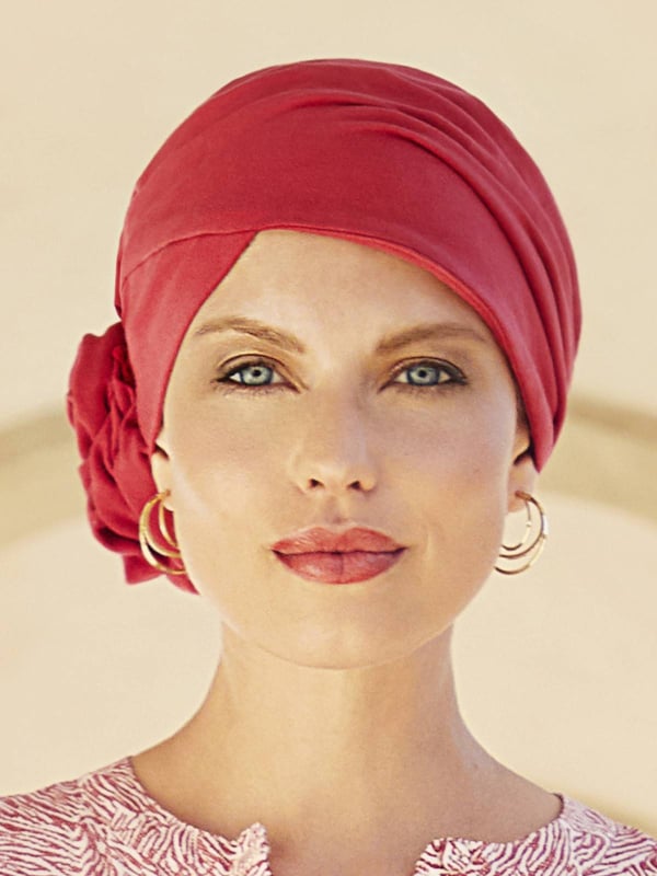 Bonnet turban Zuri Christine Headwear en coton Supima Caretech® avec fleur chignon intégrée, doux pour cuir chevelu sensible.