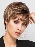 Perruque Sun Disc Gisela Mayer : coupe courte dégradée effilée, volume naturel en fibre synthétique
