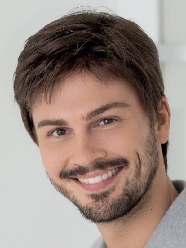 Perruque homme Brad HAIRforMANce avec tulle cinéma, nuque dégradée et coiffage rapide pour un look jeune et dynamique