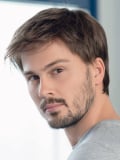 Perruque homme George 5-Stars 2.0 : coiffage naturel, nuque fournie et tulle cinéma pour une ligne frontale invisible.