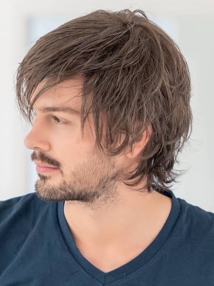 Découvrez Johnny : perruque mi‑longue soyeuse, volume naturel