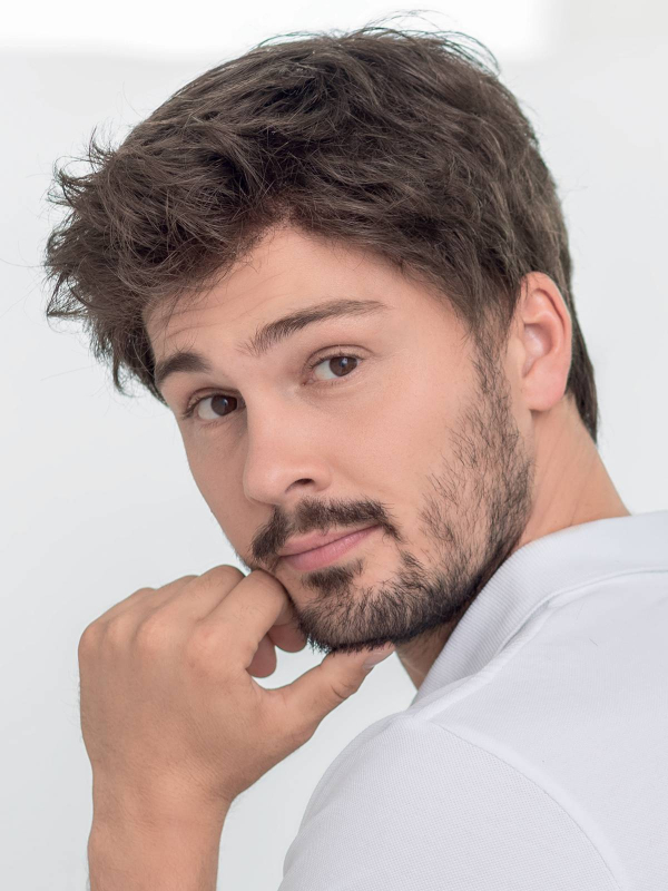Perruque homme Steven Sport 2.0 : coupe dégradée chic, ondulation sur le dessus, tulle cinéma discret, volume naturel