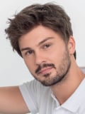 Perruque homme Steven Sport 2.0 : coupe dégradée chic, ondulation sur le dessus, tulle cinéma discret, volume naturel