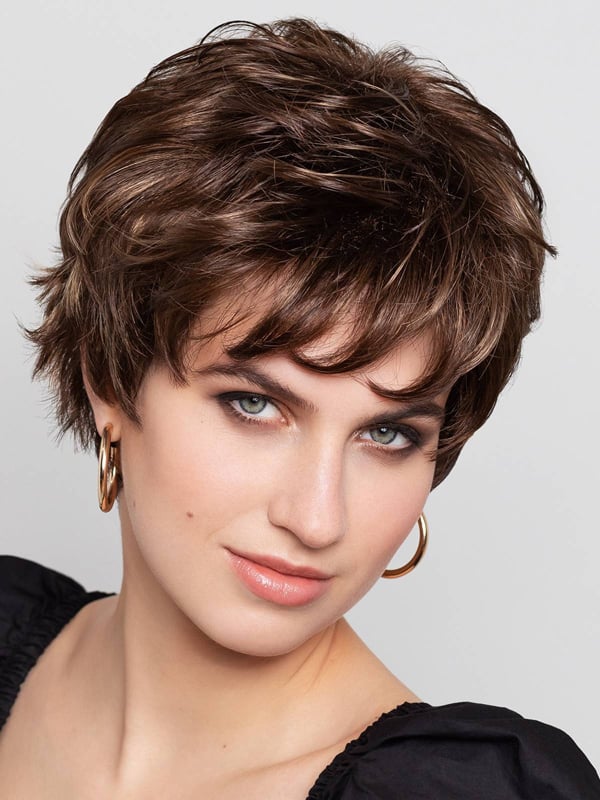 Visconti Extra Cut — perruque courte et volumineuse avec frange, collection Andrea Visconti