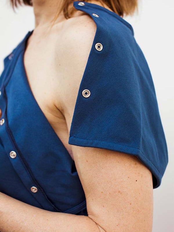 Tee-shirt femme Calinea en coton ultradoux, ouvertures à pressions pour accès port-a-cath pendant la chimiothérapie