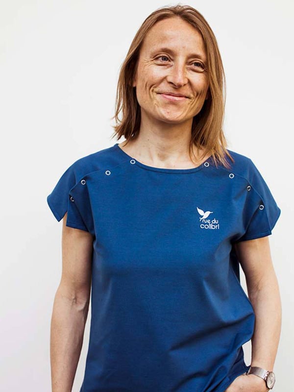 Tee-shirt femme Calinea en coton ultradoux, ouvertures à pressions pour accès port-a-cath pendant la chimiothérapie