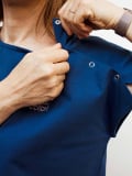 Tee-shirt femme Calinea en coton ultradoux, ouvertures à pressions pour accès port-a-cath pendant la chimiothérapie
