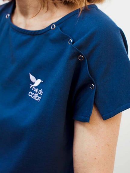 Tee-shirt Femme Calinéa — manches courtes, ouvertures à pression pour perfusion, coton ultra-doux