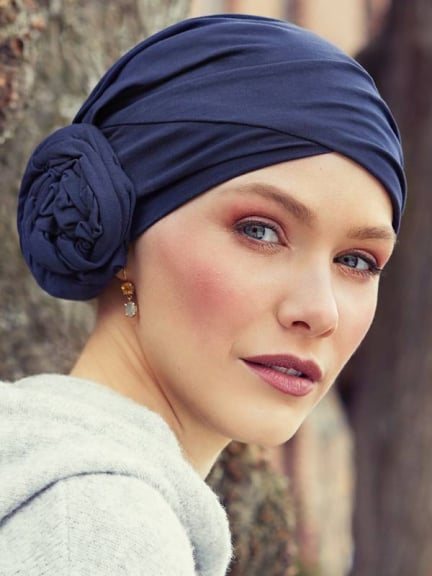 Bonnet turban Zuri Christine Headwear en coton Supima Caretech® avec fleur chignon intégrée, doux pour cuir chevelu sensible.