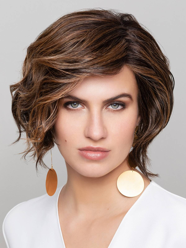Perruque Nature Liv Gisela Mayer : boucles modernes, fibre synthétique résistante à la chaleur 150°C, look naturel et élégant.