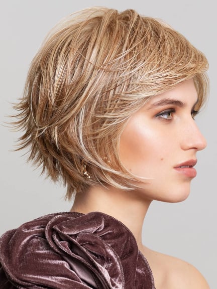 Nature Stage Mono Lace : perruque mi‑longue effilée en fibre synthétique résistante à 150°C