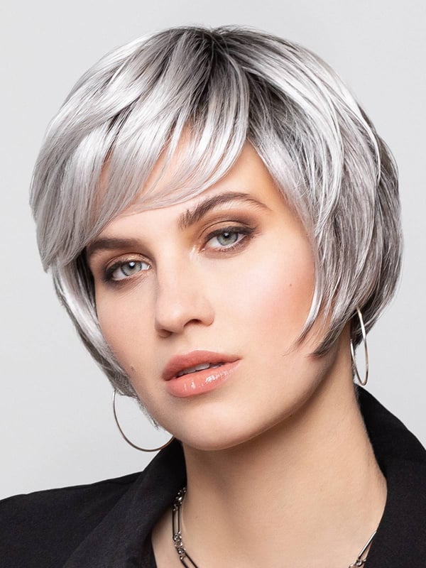 Perruque Touch Mono Lace Gisela Mayer : coupe courte dégradée, frange, monofilament respirant et lace front invisible pour un re