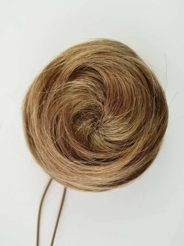 Light Bun Gisela Mayer : postiche chignon en fibre synthétique pour un chignon volumineux, rapide à poser et discret.