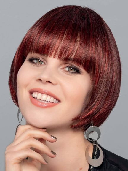 Découvrez Mercedes carré plongeant court frange effilée