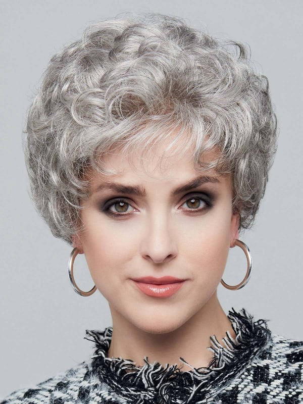 Perruque Gisela Mayer Charme Mono Super : boucles larges, bonnet tresse mono-filament, tulle cinéma pour un effet naturel discre