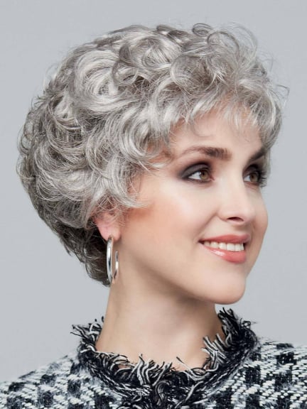 Perruque Charme Mono Super — admirez ses boucles larges et tulle cinéma.