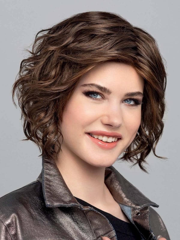 Perruque It Curl Gisela Mayer, coupe courte avec ondulations naturelles et boucles souples, coiffage aux doigts pour un rendu tr