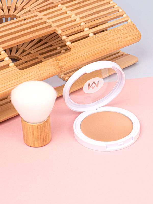 Poudre Bonne Mine MÊME : teinte universelle, fini irisé naturel, 100% ingrédients d’origine naturelle, idéale peaux sensibles.