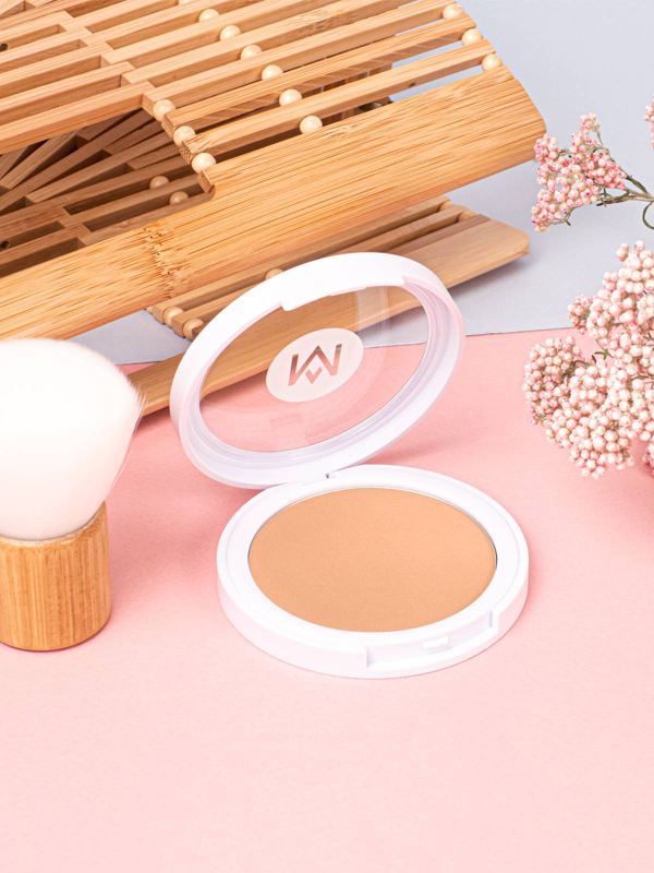Poudre Bonne Mine MÊME : teinte universelle, fini irisé naturel, 100% ingrédients d’origine naturelle, idéale peaux sensibles.