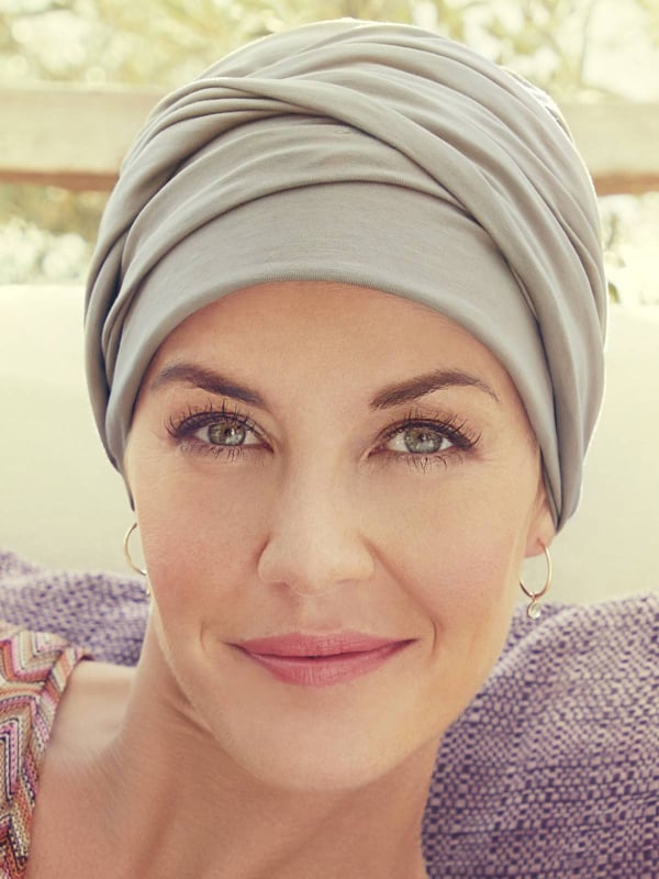 Turban Mila Christine Headwear en coton Supima Caretech® : bandeau modulable, doux et respirant, idéal en cas d’alopécie.