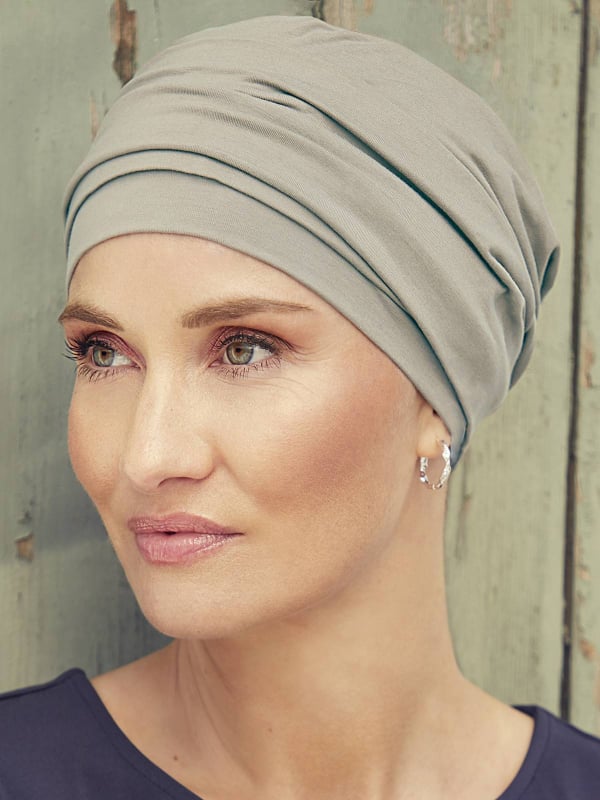 Bonnet turban Nomi Christine Headwear en coton Supima Caretech®, doux et respirant, avec bandeau plissé pour un volume naturel.
