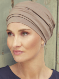 Bonnet turban Nomi Christine Headwear en coton Supima Caretech®, doux et respirant, avec bandeau plissé pour un volume naturel.